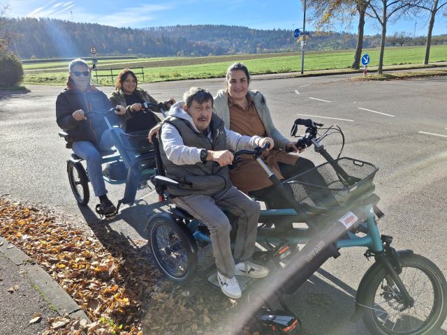 Vier Personen sind mit dem Parallel-Tandem unterwegs.
