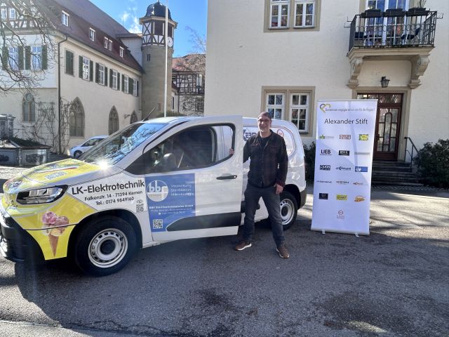 Eine Person steht im Schlosshof in Kernen-Stetten auf der linken Seite des neuen Toyota Proace Transporters.