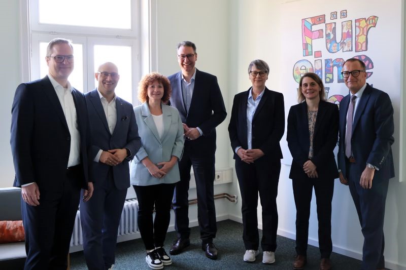 Nebeneinander stehen die Landräte und Sozialdezernentinnen der Landkreise Esslingen und Rems-Murr, der stellv. Vorstandsvorsitzende, der Vorstandsvorsitzende und die Geschäftsbereichsleiterin Verwaltung und Dienstleistung der Diakonie Stetten. Nebeneinander stehen von links nach rechts der stellv. Vorstandsvorsitzende der Diakonie Stetten (DS), der Landrat Kreis Esslingen, die Sozialdezernentin Rems-Murr-Kreis, der Landrat Rems-Murr-Kreis, die Sozialdezernentin Kreis Esslingen, die Leiterin Verwaltung und Dienstleistung der DS und der Vorstandsvorsitzende der Diakonie Stetten.