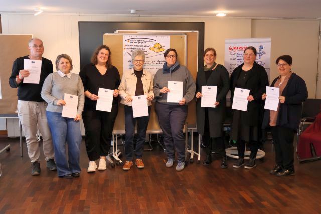 Acht neue Moderatorinnen und Moderatoren für ethische Fallbesprechungen stehen nach der Zertifikatsübergabe nebeneinander und halten ihre Zertifikate in den Händen. Acht neue Moderatorinnen und Moderatoren für ethische Fallbesprechungen stehen nach der Zertifikatsübergabe nebeneinander und halten ihre Zertifikate in den Händen.