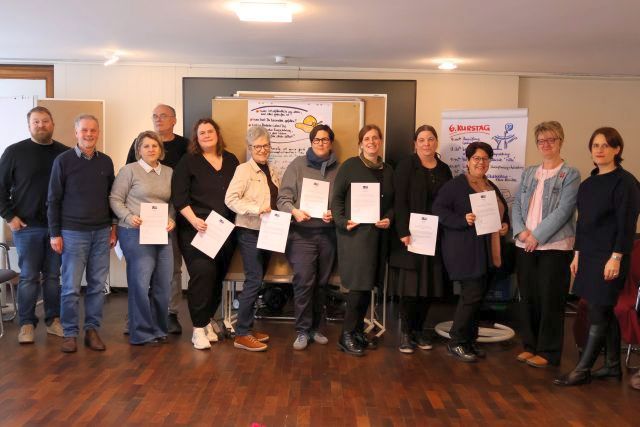 Gruppenfoto nach der Zertifikatsübergabe an die neuen Moderatorinnen und Moderatoren für ethische Fallbesprechungen. Gruppenfoto nach der Zertifikatsübergabe an die neuen Moderatorinnen und Moderatoren für ethische Fallbesprechungen.