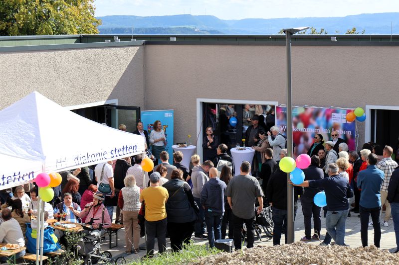 Zahlreiche Personen stehen bei der Einweihung in Göppingen-Hohenstaufen vor dem Ersatzbau für das in die Jahre gekommene „Marie-Knauß-Heim“.