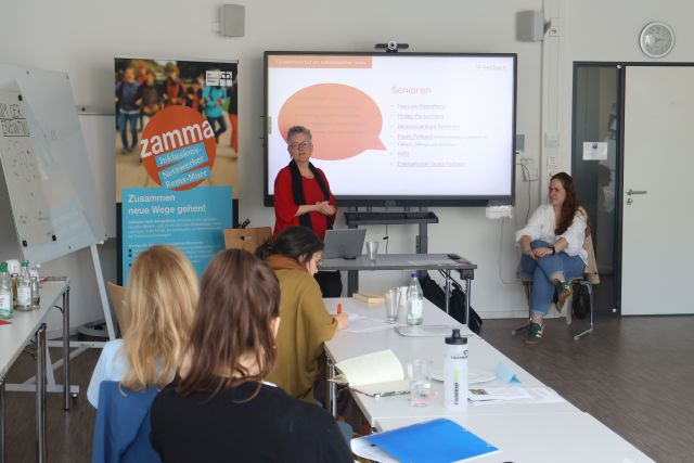 Impression aus dem Zamma-Kurs mit Teilnehmenden, Referentin und Kursleiterin. Impression aus dem Zamma-Kurs mit Teilnehmenden, Referentin und Kursleiterin.
