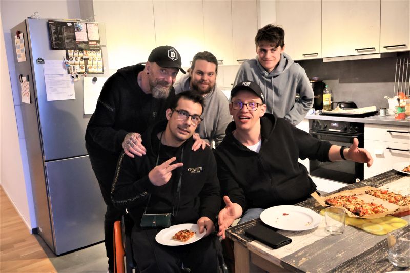 Die drei Bewohner der WG zusammen mit den beiden Mitarbeitern der Diakonie Stetten hinter einem Tisch in der Küche. Die drei Bewohner der WG zusammen mit den beiden Mitarbeitern der Diakonie Stetten hinter einem Tisch in der Küche.