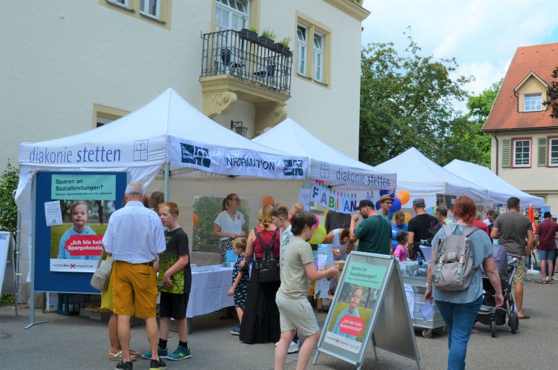 Informationsstände im Schlosshof Informationsstände im Schlosshof