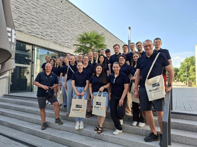 Teilnehmende am SchaffTag – Gruppenfoto auf einer Treppe Teilnehmende am SchaffTag – Gruppenfoto auf einer Treppe