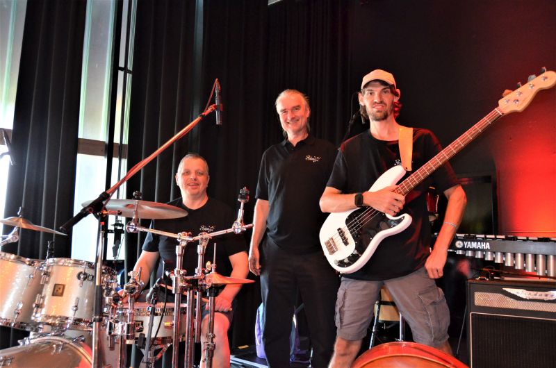 Zwei Musiker der inklusiven Band „Groove Inclusion“ und einer der Leiter, der Jazzmusiker Hans Fickelscher (Mitte). Zwei Musiker der inklusiven Band „Groove Inclusion“ und einer der Leiter, der Jazzmusiker Hans Fickelscher (Mitte).