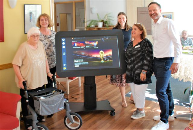 Fünf Personen stehen am neu angeschafften CareTable.