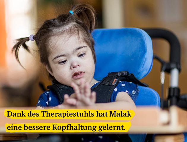 Dank des Therapiestuhls hat Malak eine bessere Kopfhaltung gelernt.